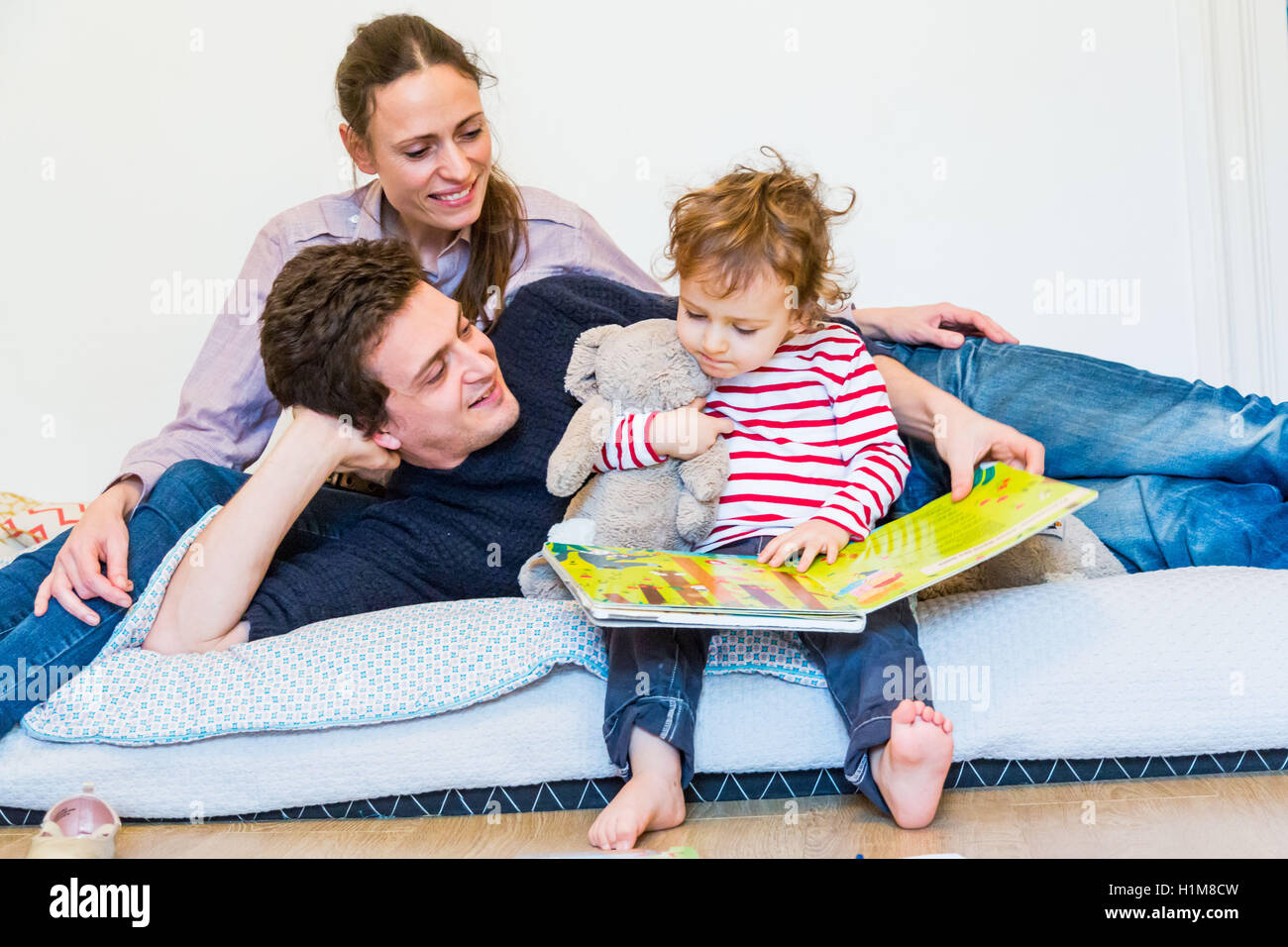 2 jähriger Junge mit seinen Eltern. Stockfoto