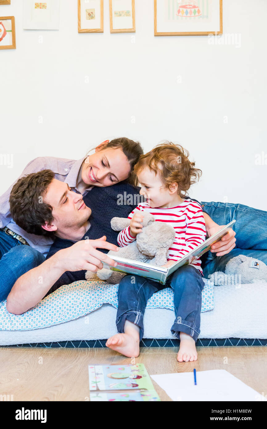 2 jähriger Junge mit seinen Eltern. Stockfoto