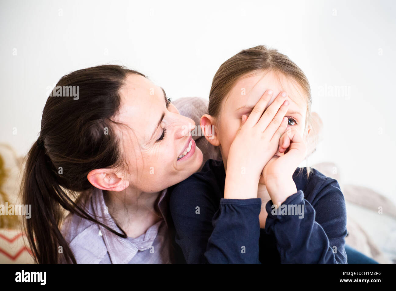 6-jährige Mädchen und ihre Mutter. Stockfoto