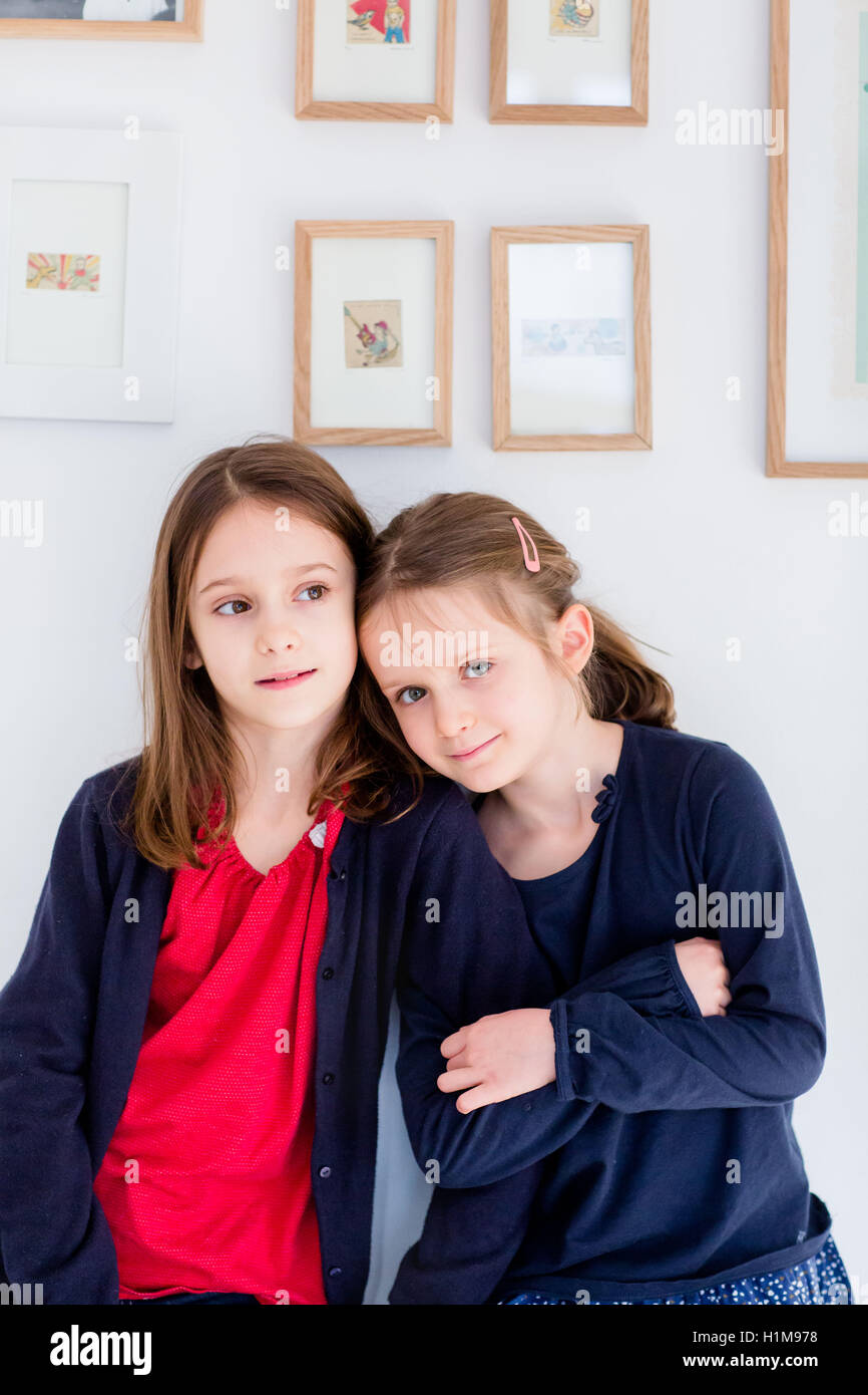 6 und 8 Jahre alten Schwestern. Stockfoto