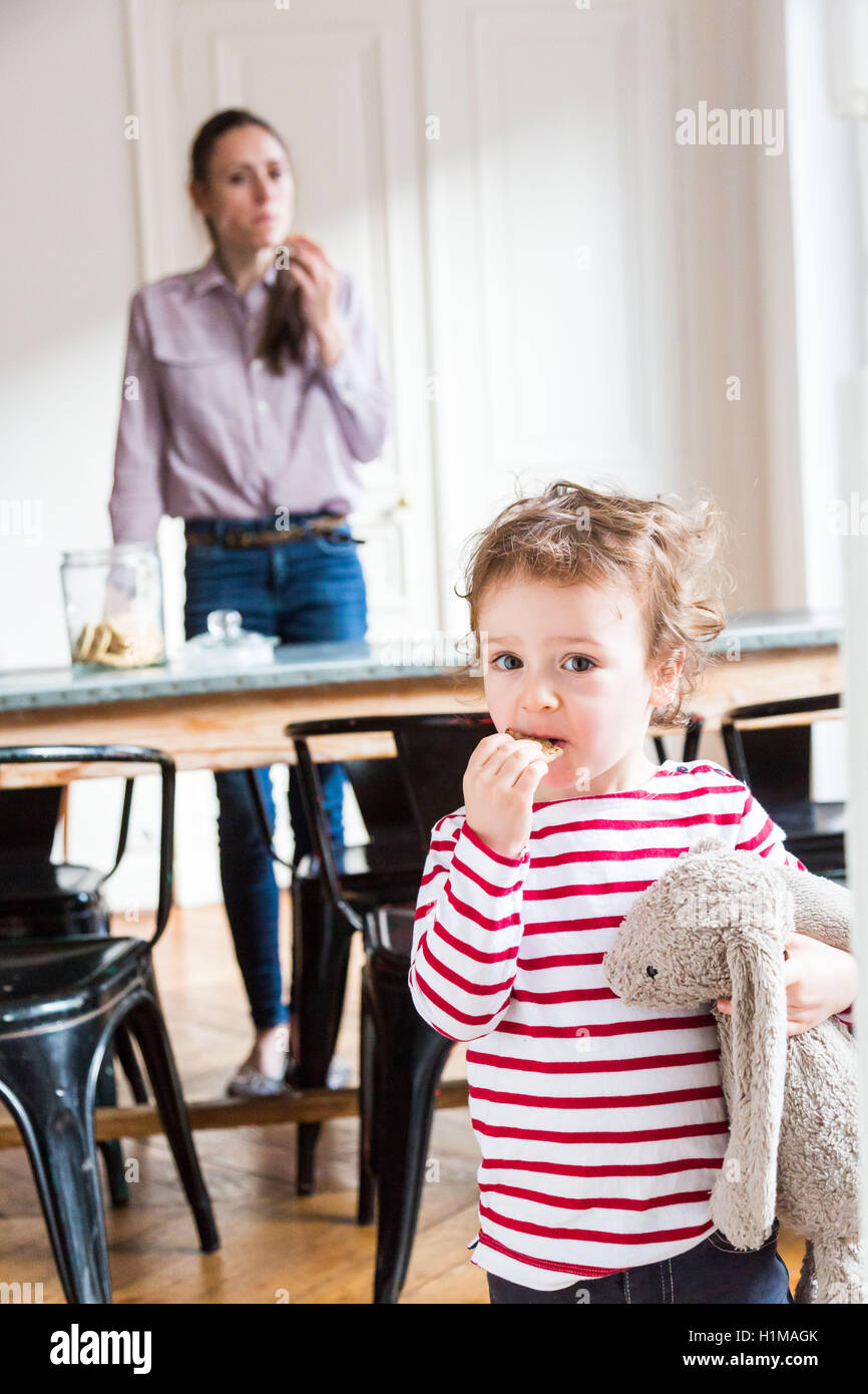 2 jähriger Junge einen Cookie zu essen. Stockfoto