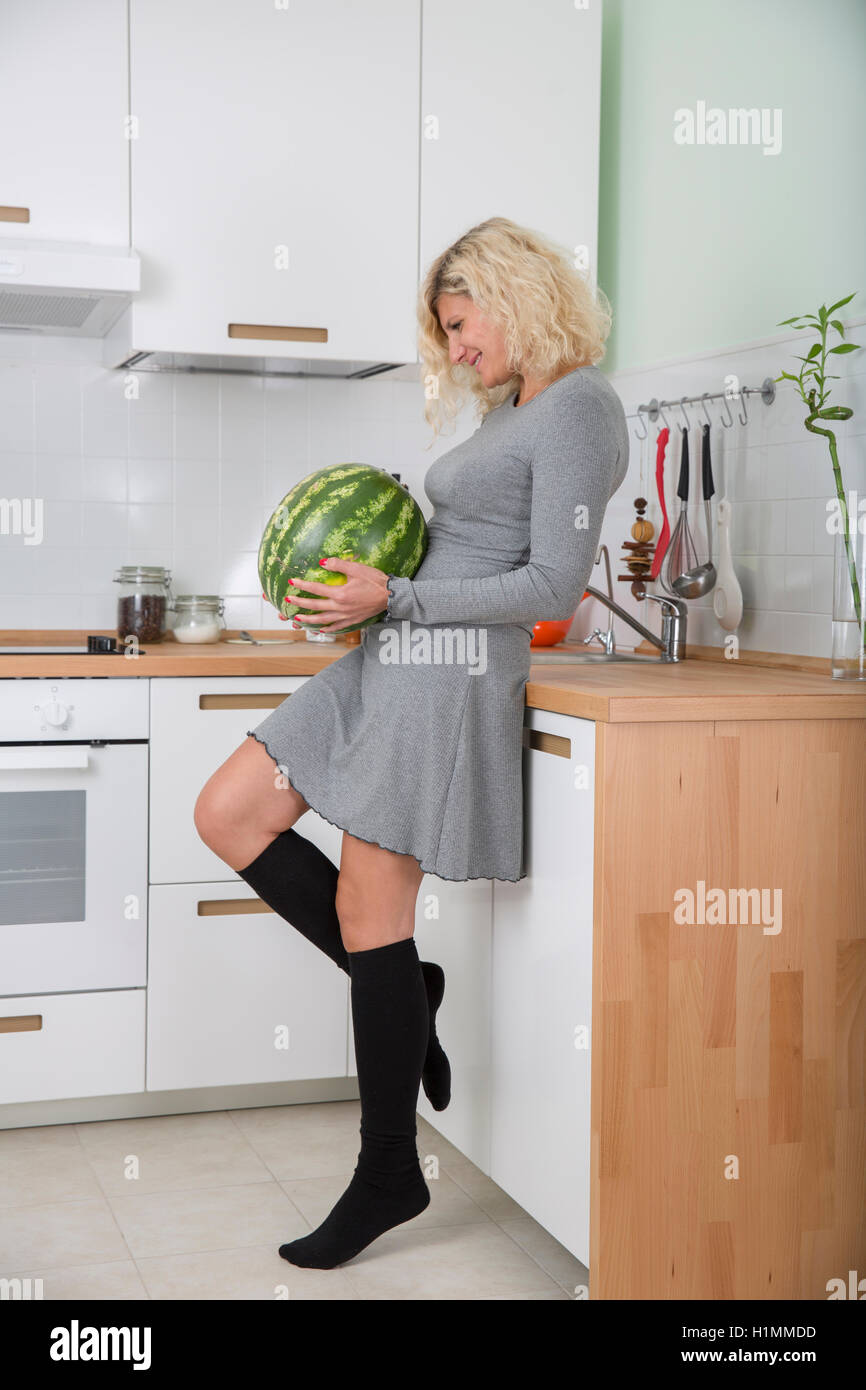 Blonde Mädchen mit lockigem Haar mit Wassermelone Stockfoto