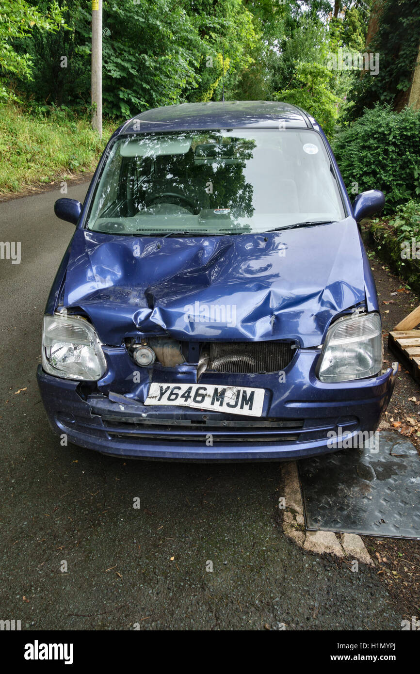 VEREINIGTES KÖNIGREICH. Vauxhall Agila Auto mit einem stark beschädigte Motorhaube und Kühler nach einer Kollision mit einem anderen Fahrzeug Stockfoto