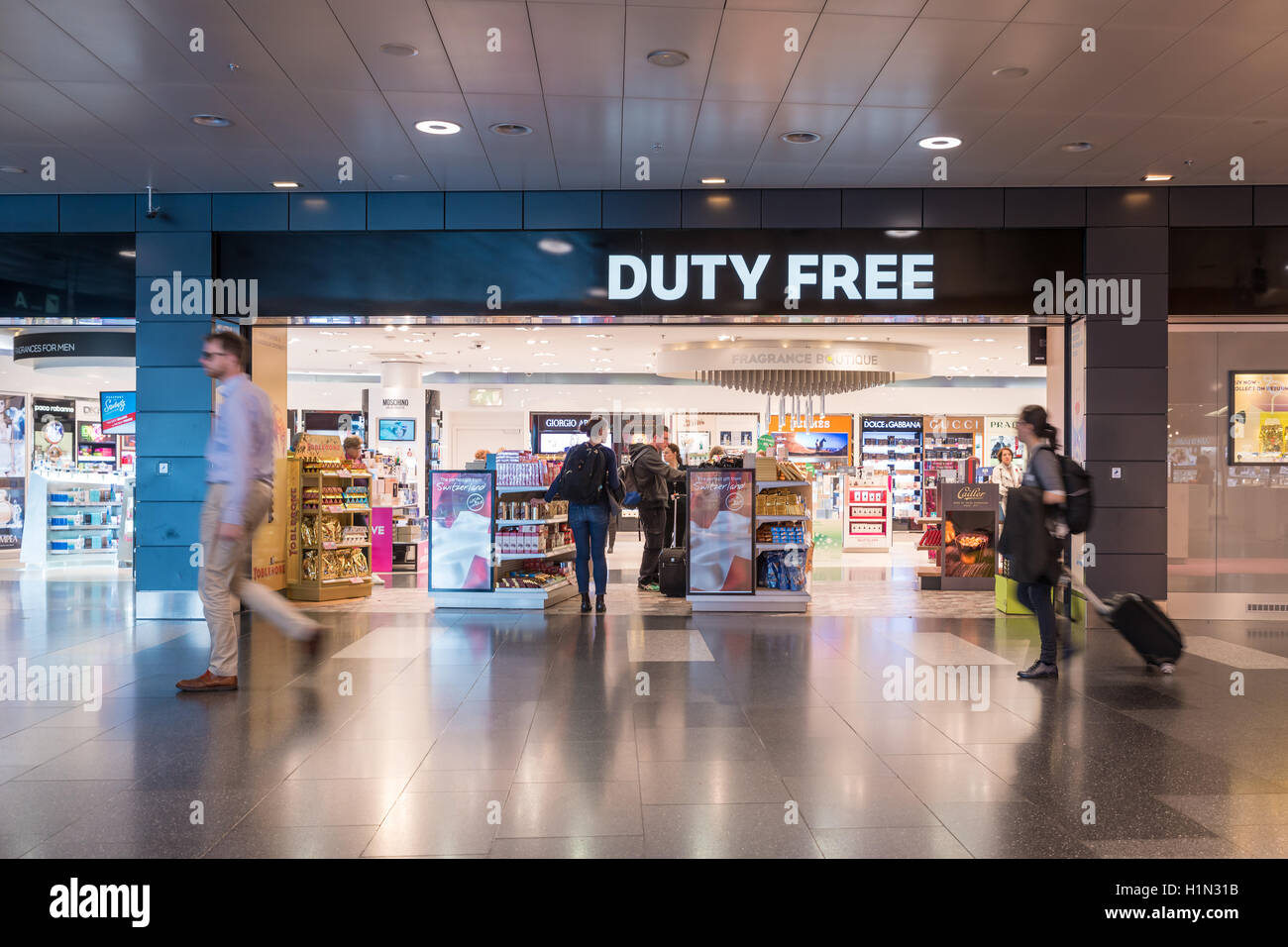 Viele Passager Einkaufen im Duty-Free-Shop im Flughafen vor dem Abflug Stockfoto