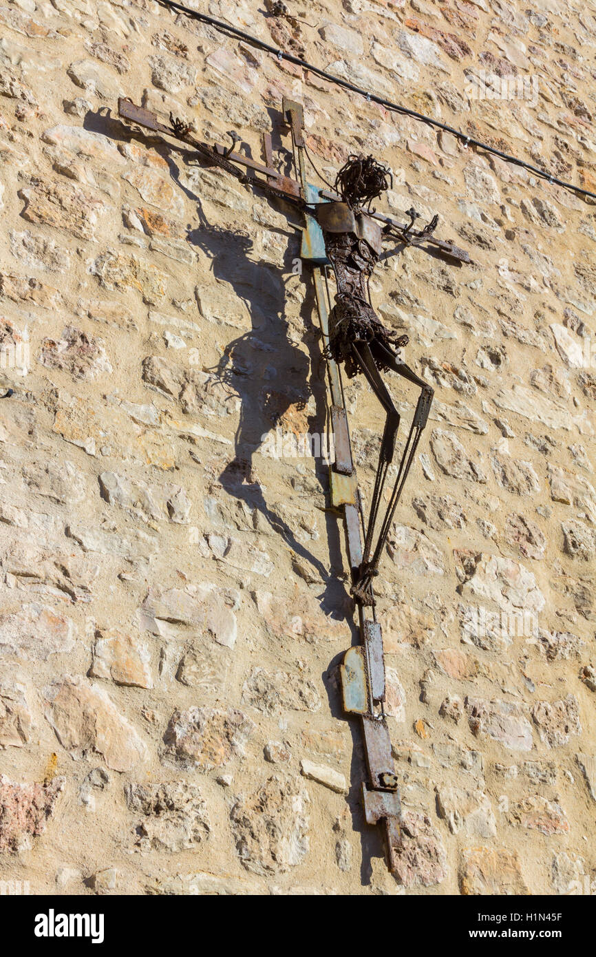 Modernes Kreuz mit Christus gekreuzigt geschmiedetem Eisen Stockfoto