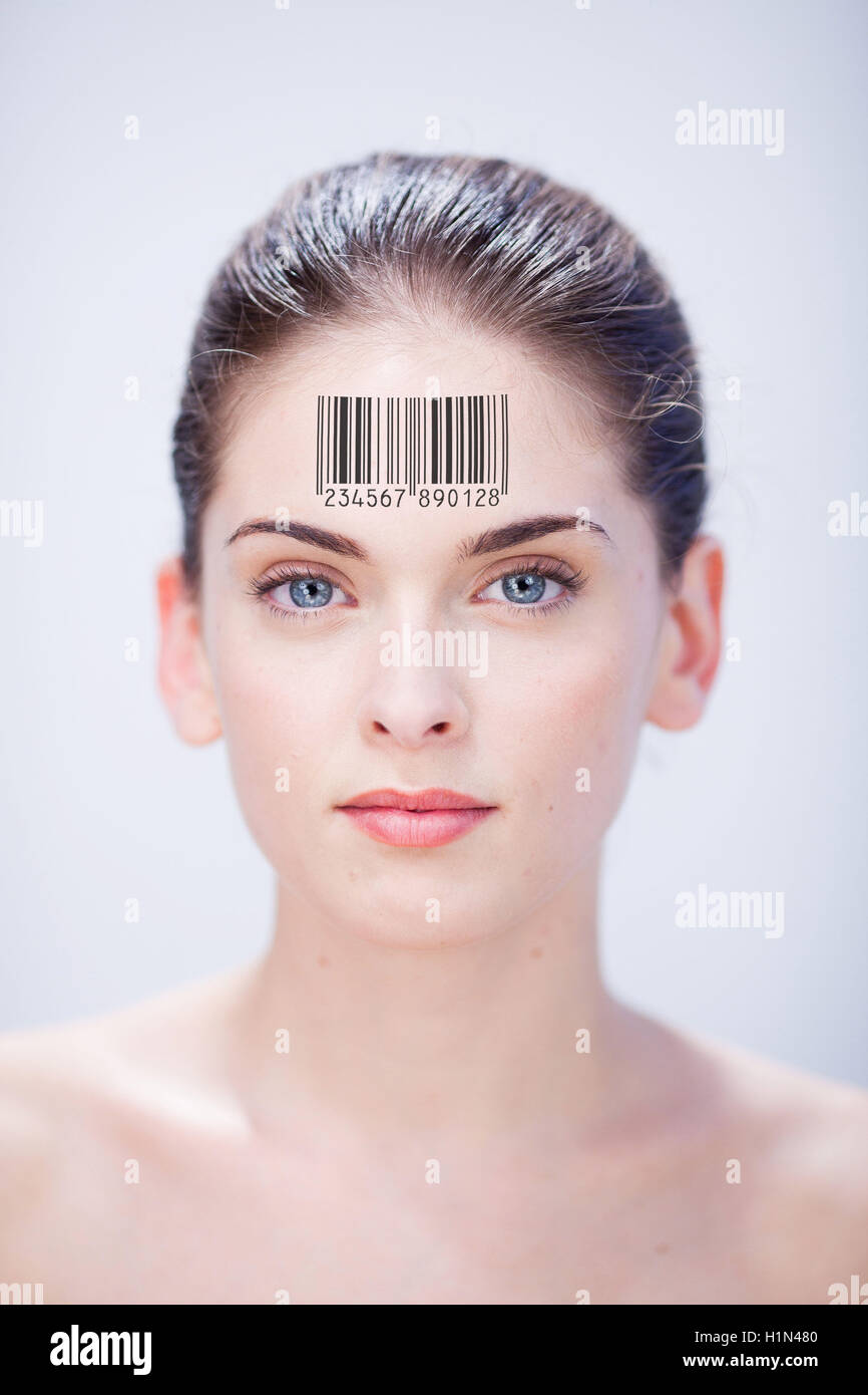 Frau mit Barcode auf der Stirn. Stockfoto