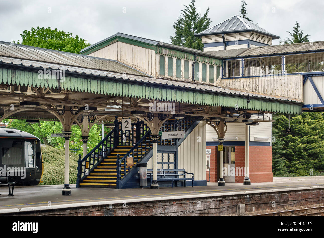 Die viktorianische Plattform und Fußgängerbrücke am Bahnhof Hereford, Herefordshire, Großbritannien, wurde 1853 erbaut. Es wird von Transport for Wales (TFW) betrieben Stockfoto