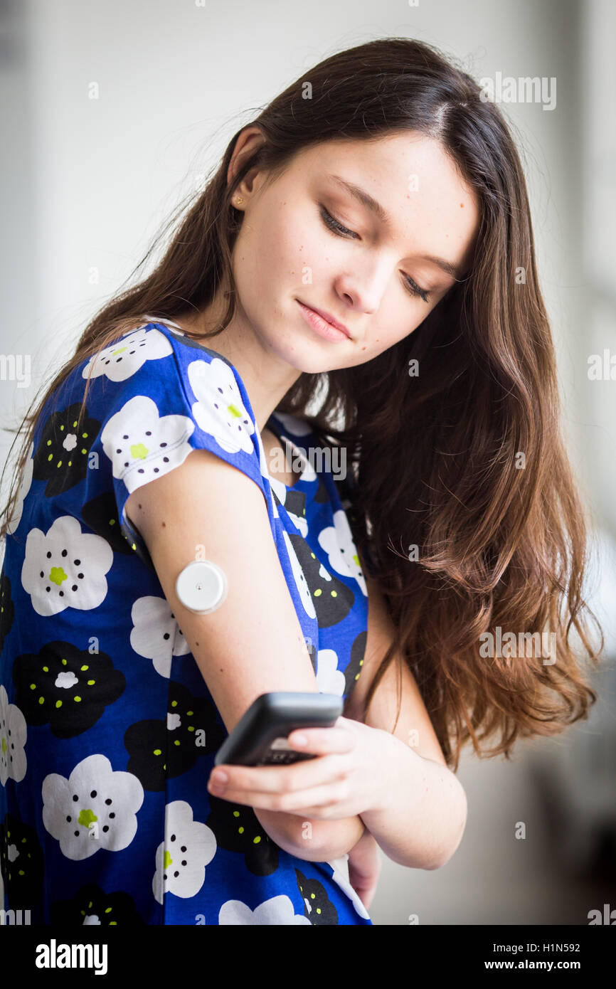 Eine diabetische Person prüft ihr Blutzuckerspiegel (selbst Glycemia) mit FreeStyle Libre. Stockfoto