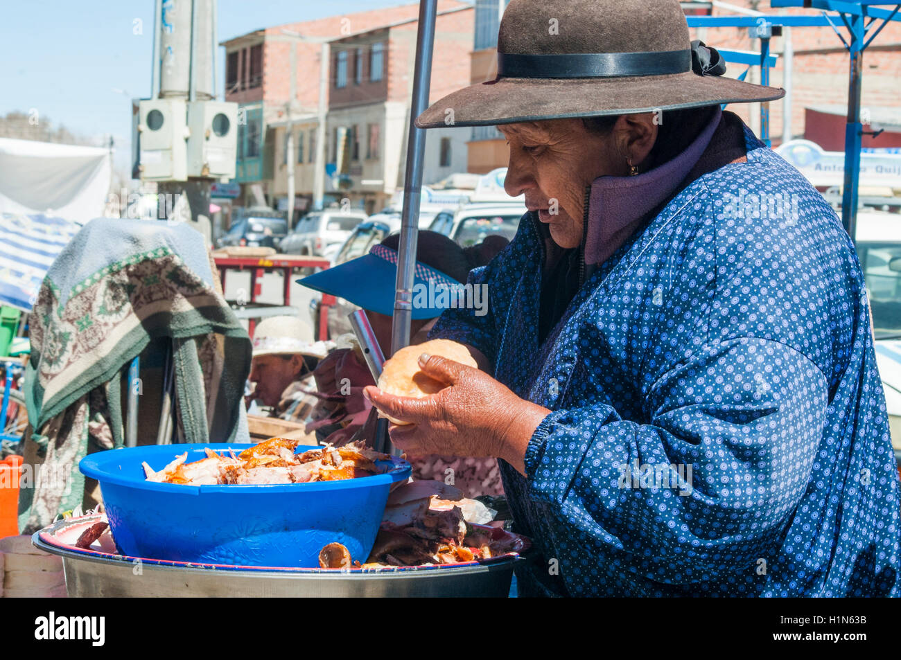 Lebensmittel-Hersteller auf dem Fußweg außerhalb der Gemüsemarkt, Uyuni, Bolivien Stockfoto