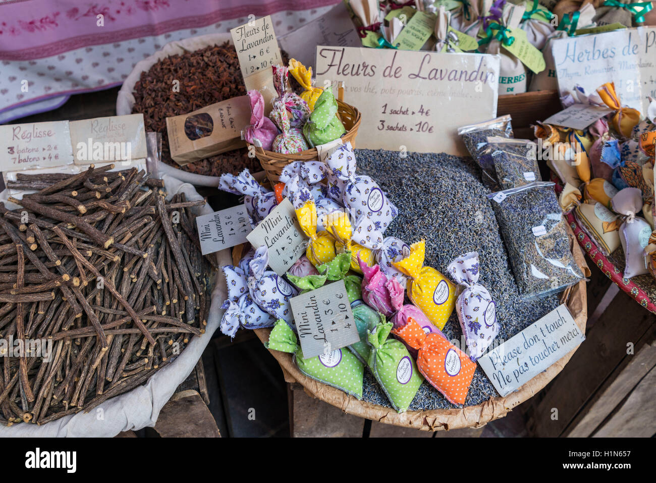 Gewürzen und Souvenirs, Herbes de Provence, Lavandin, Rosen, Marktstand, Vieux Nice, Cours Saleya, Alpes Maritimes, Provence, Stockfoto