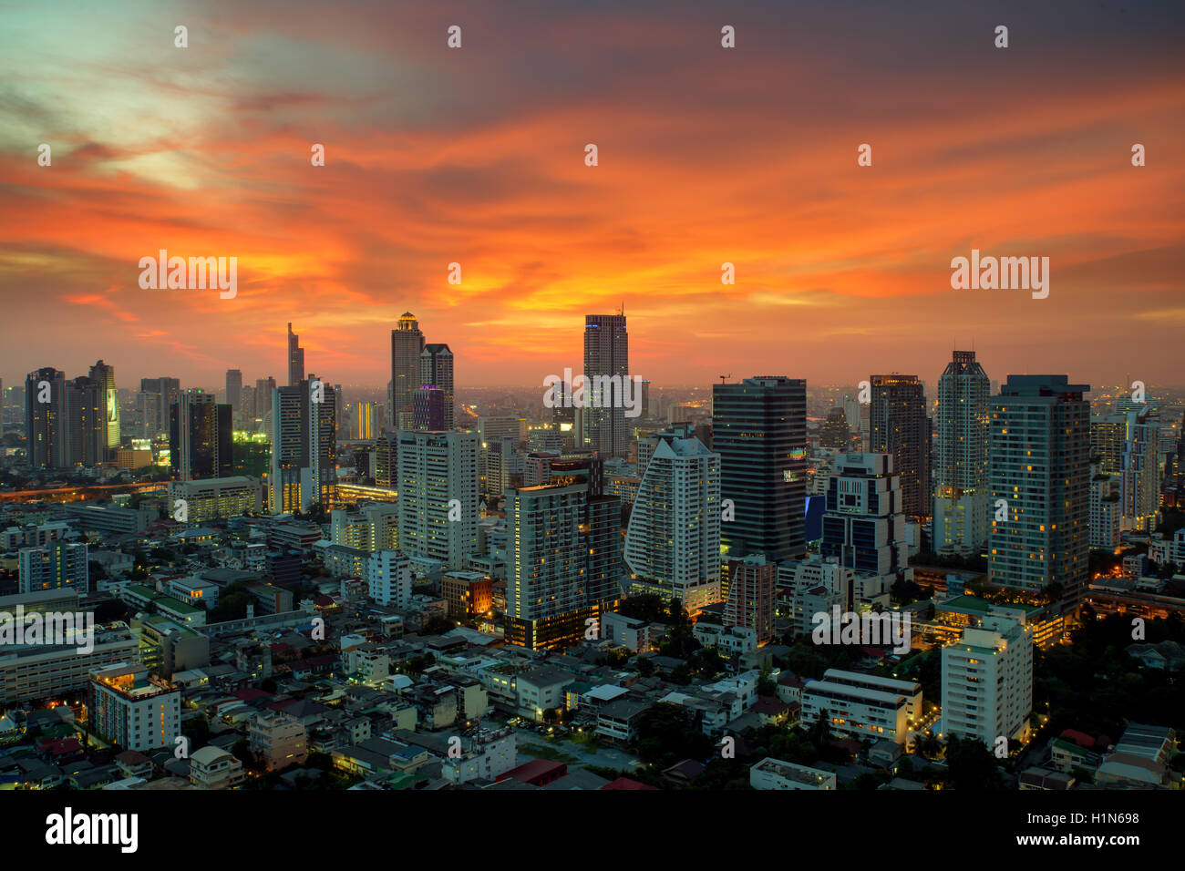 Bangkok-Ansicht mit Hochhaus im Geschäftsviertel mit dramatischer Himmel bei Sonnenuntergang in Bangkok Thailand. Stockfoto