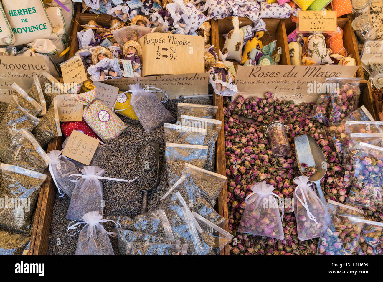 Gewürzen und Souvenirs, Herbes de Provence, Lavandin, Rosen, Marktstand, Vieux Nice, Cours Saleya, Alpes Maritimes, Provence, Stockfoto