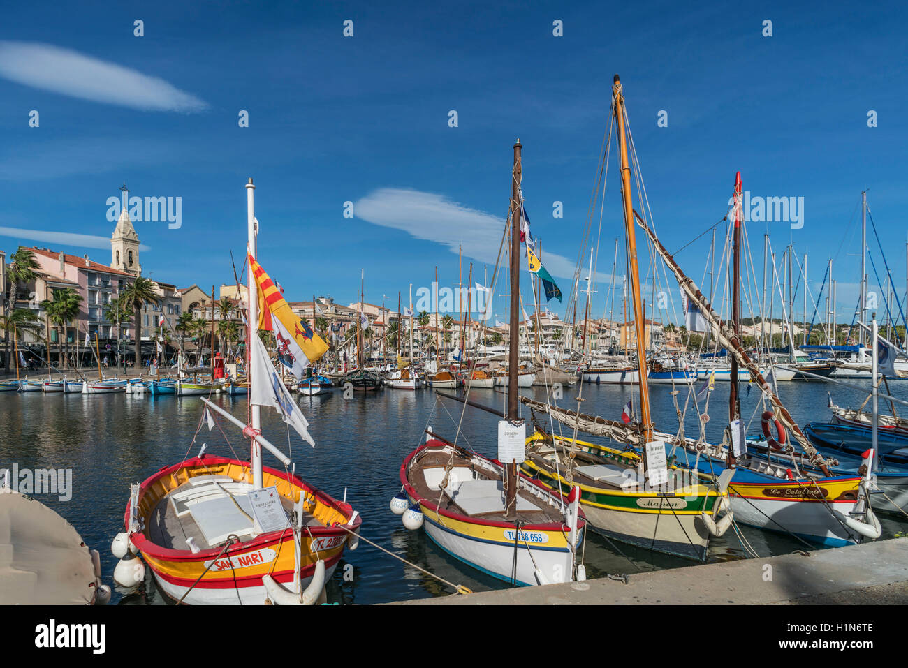 Mittelmeer-Angelboote/Fischerboote in Sanary-Sur-Mer, Promenade, Mistral Wolken, Cote d Azur, Frankreich Stockfoto