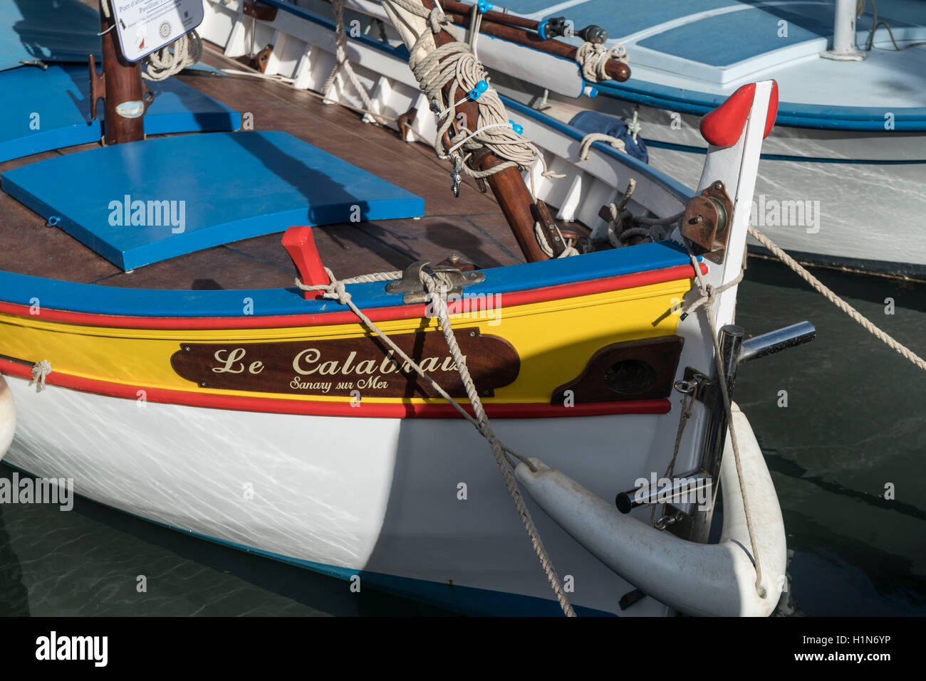 Mittelmeer-Angelboote/Fischerboote in Sanary-Sur-Mer, Promenade, Mistral Wolken, Cote d Azur, Frankreich Stockfoto