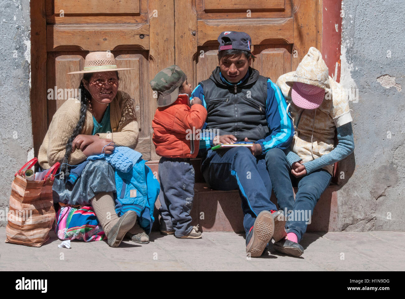 Junge bolivianische Familie ruht in Potosi Stockfoto