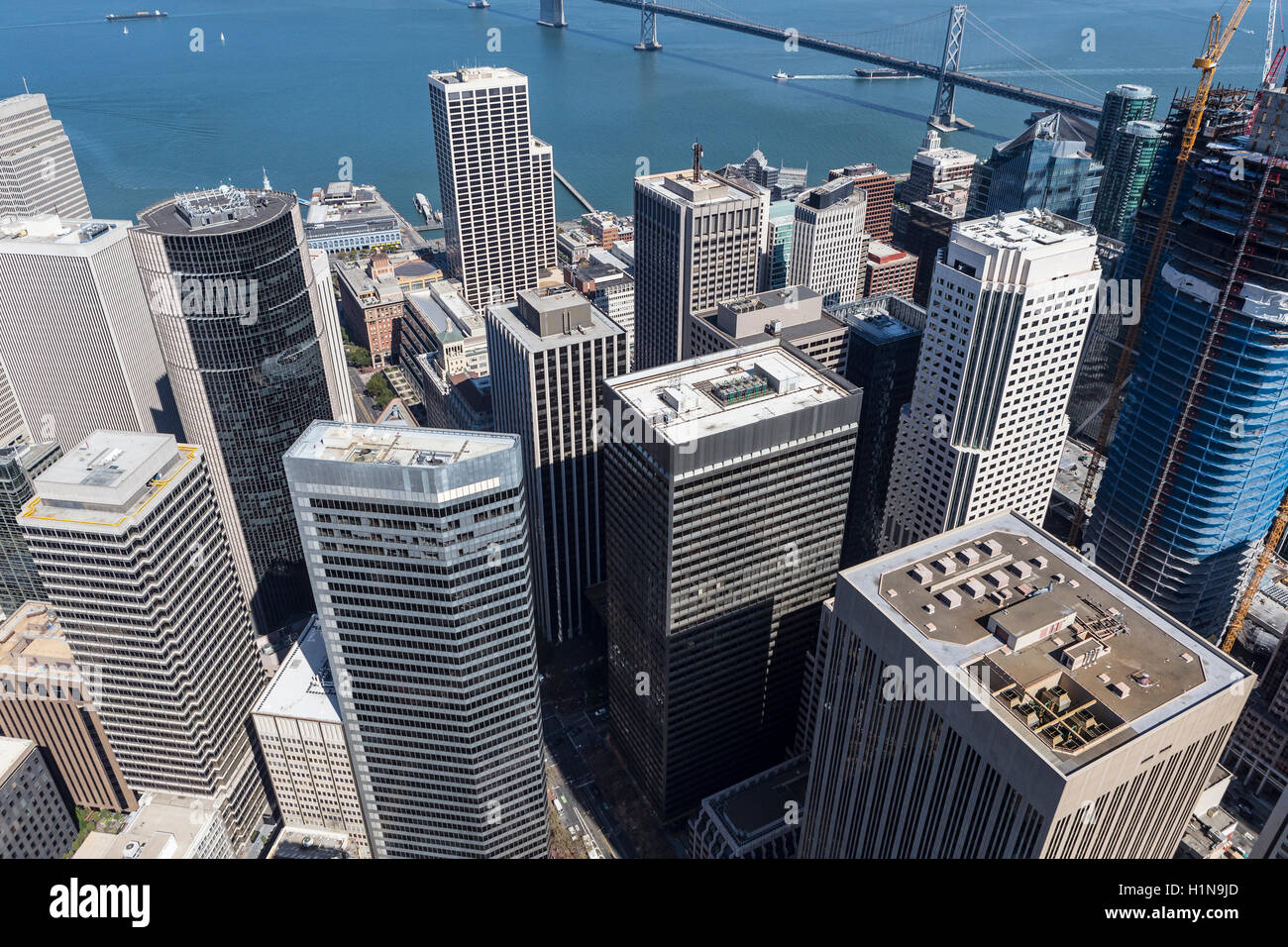 Luftaufnahme der Innenstadt von San Francisco Bürotürme und der Bay Bridge. Stockfoto