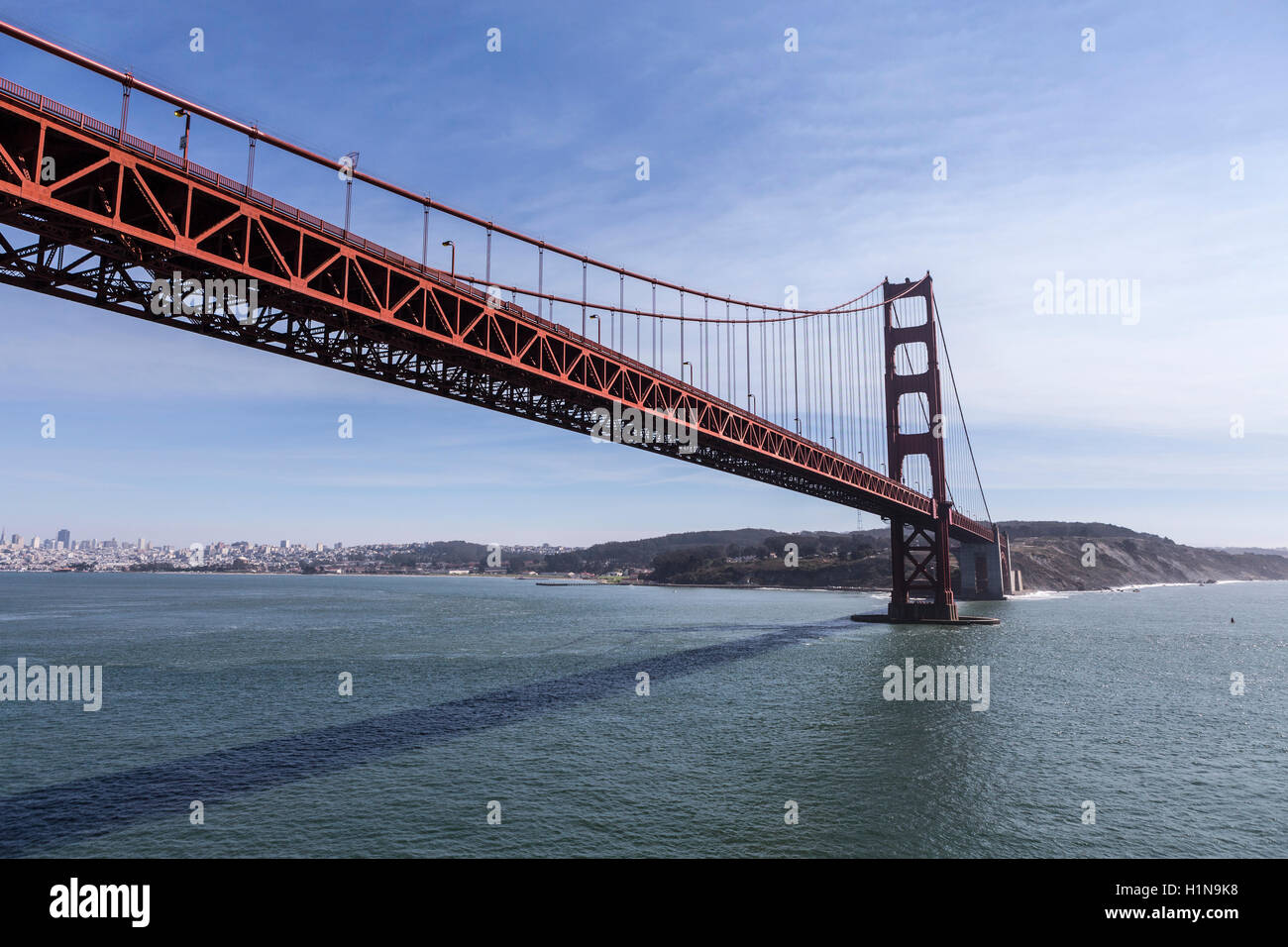 Niedrige Antenne an der Golden Gate Bridge in San Francisco, Kalifornien. Stockfoto