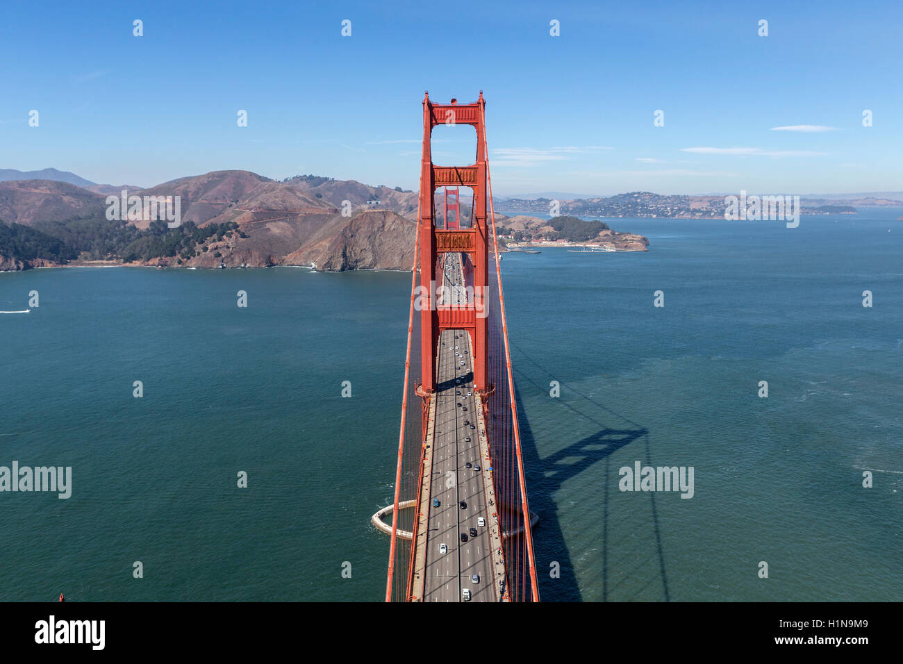 Luftaufnahme der Golden Gate Bridge in Richtung Marin Headlands in der Nähe von San Francisco, Kalifornien. Stockfoto