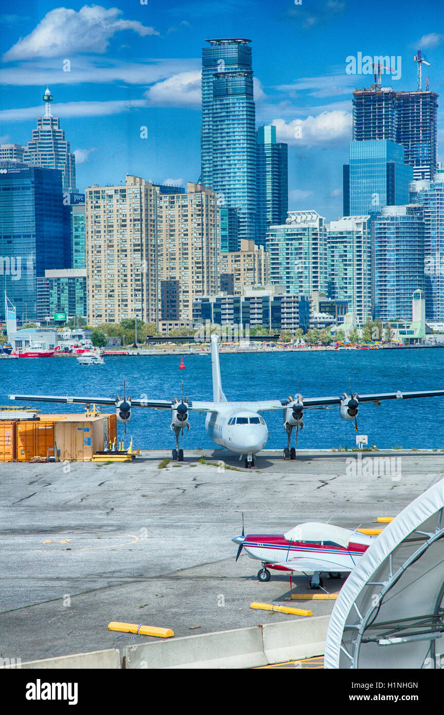 Toronto, Ontario, Kanada 12. April 2016; Torontos Insel Flughafen Heimat von Porter Airlines befindet sich direkt außerhalb des Stadtzentrums auf einer Stockfoto