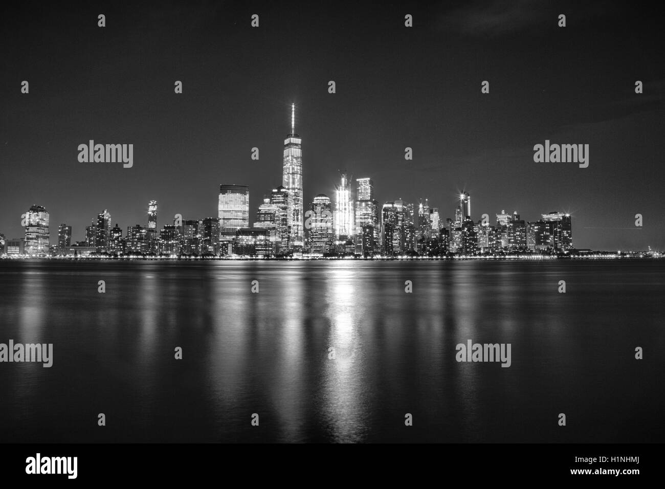 New York City, New York, USA, 12. August 2016: The FInancial District Skyline von New York City aus Jersey City, NJ. Stockfoto