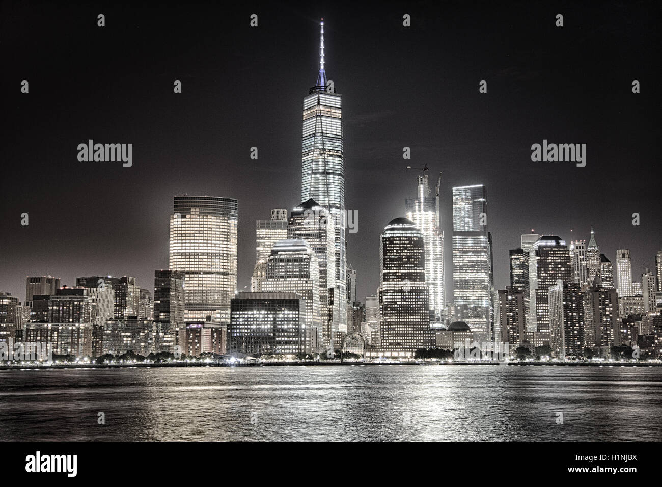 New York City, New York, USA, 12. August 2016: The FInancial District Skyline von New York City aus Jersey City, NJ. Stockfoto