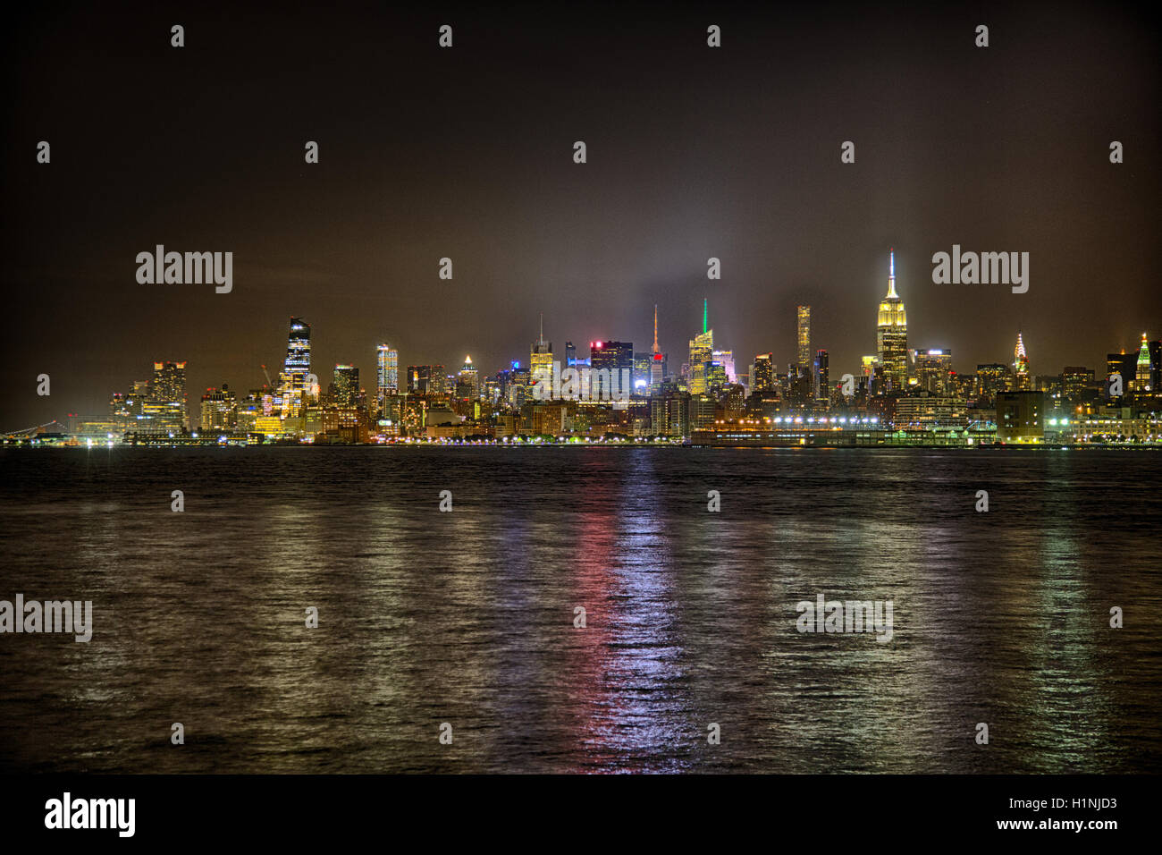 Die Skyline von New York City, darunter das Empire State Building und viele andere Sehenswürdigkeiten wie aus Jersey City, NJ. Stockfoto