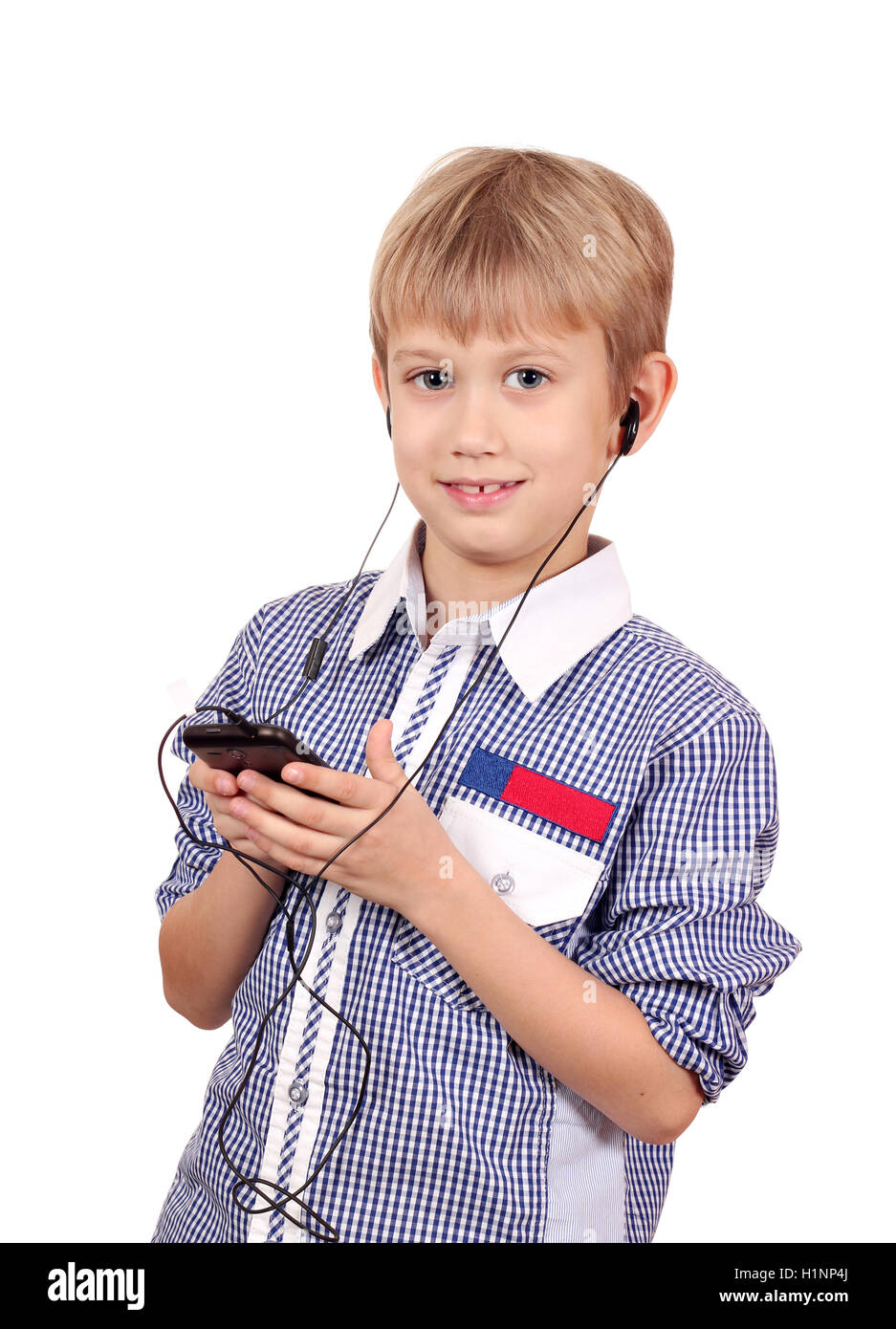 fröhlicher Junge Musik hören auf Smartphone Stockfoto