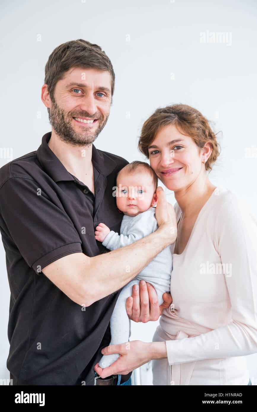 3 Monate alten Babymädchen mit Eltern. Stockfoto
