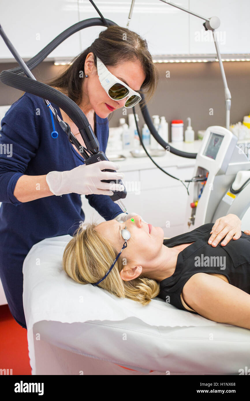 Vaskuläre Laser für die Behandlung von Rosacea und Varizen Stockfoto