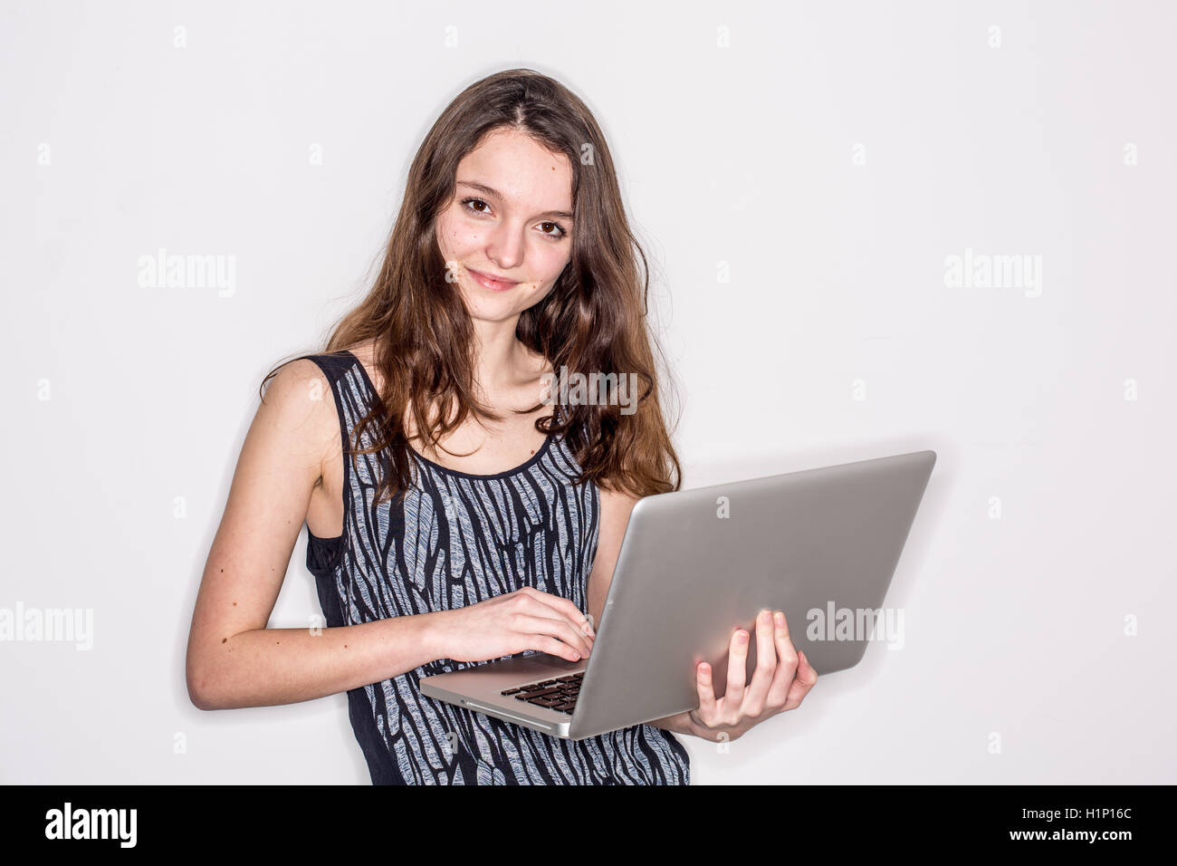 Teenager-Mädchen mit einem Laptop. Stockfoto