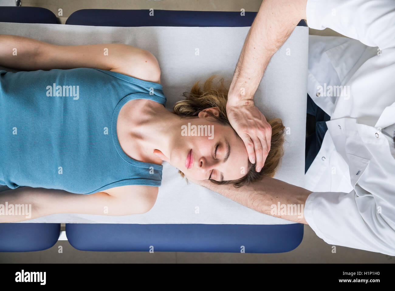 Strukturelle Osteopathie Sitzung in eine Frau Nackenschmerzen leidet. Stockfoto