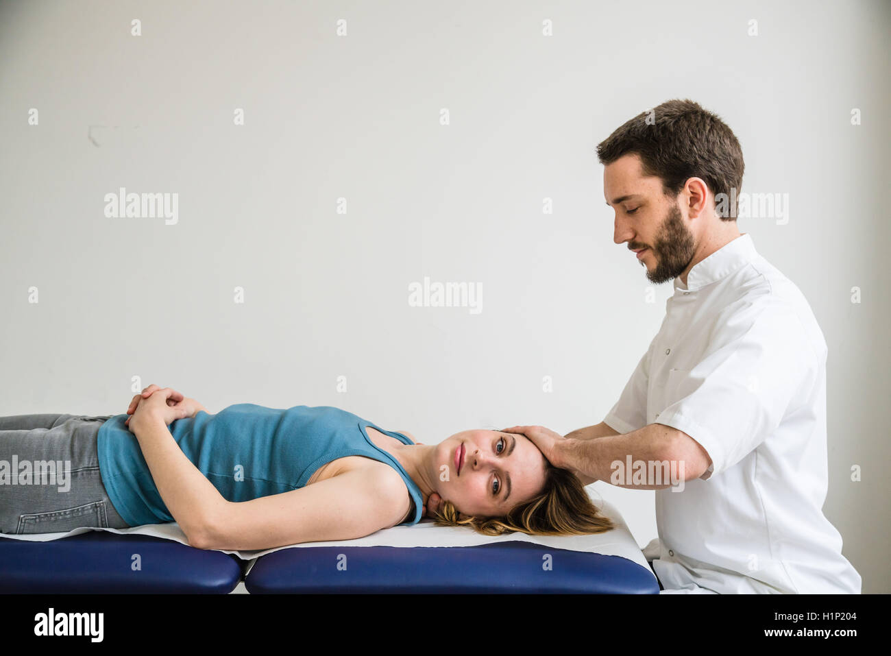 Strukturelle Osteopathie Sitzung in eine Frau Nackenschmerzen leidet. Stockfoto