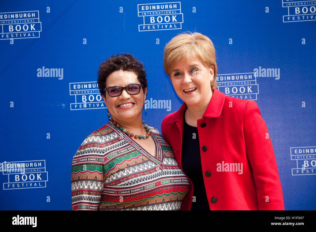 Jackie Kay (schottische Dichter und Makar) mit Schottlands erster Minister, Nicola Sturgeon MSP an das Edinburgh International Book Festival. Edinburgh, Schottland. 18. August 2016 Stockfoto