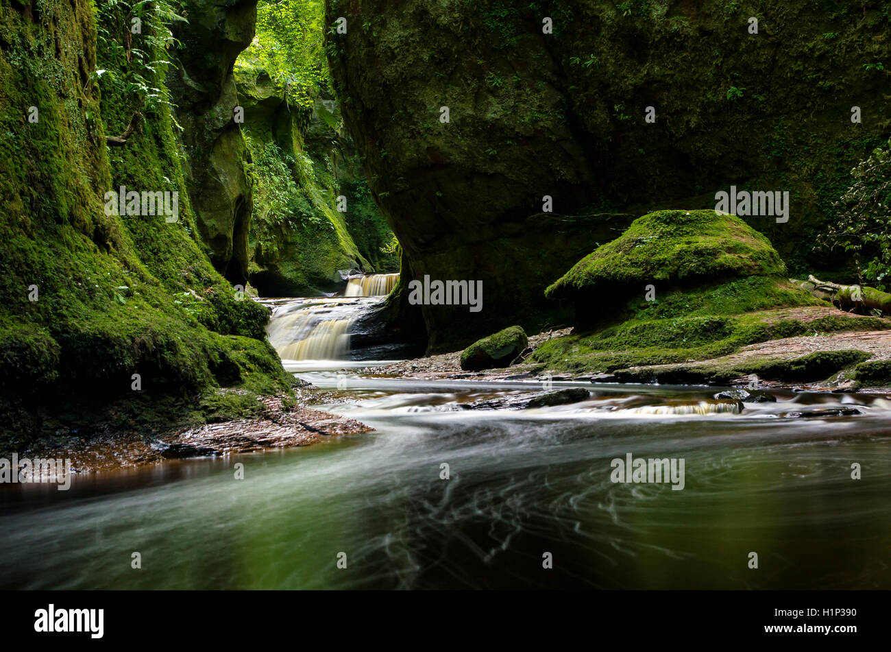 die Teufel Kanzel Schottland @ Finnich Glen, Wasserfall & Langzeitbelichtung beim Schlucht gehen. mystische Landschaft mit Geschichte lochlomond Stockfoto