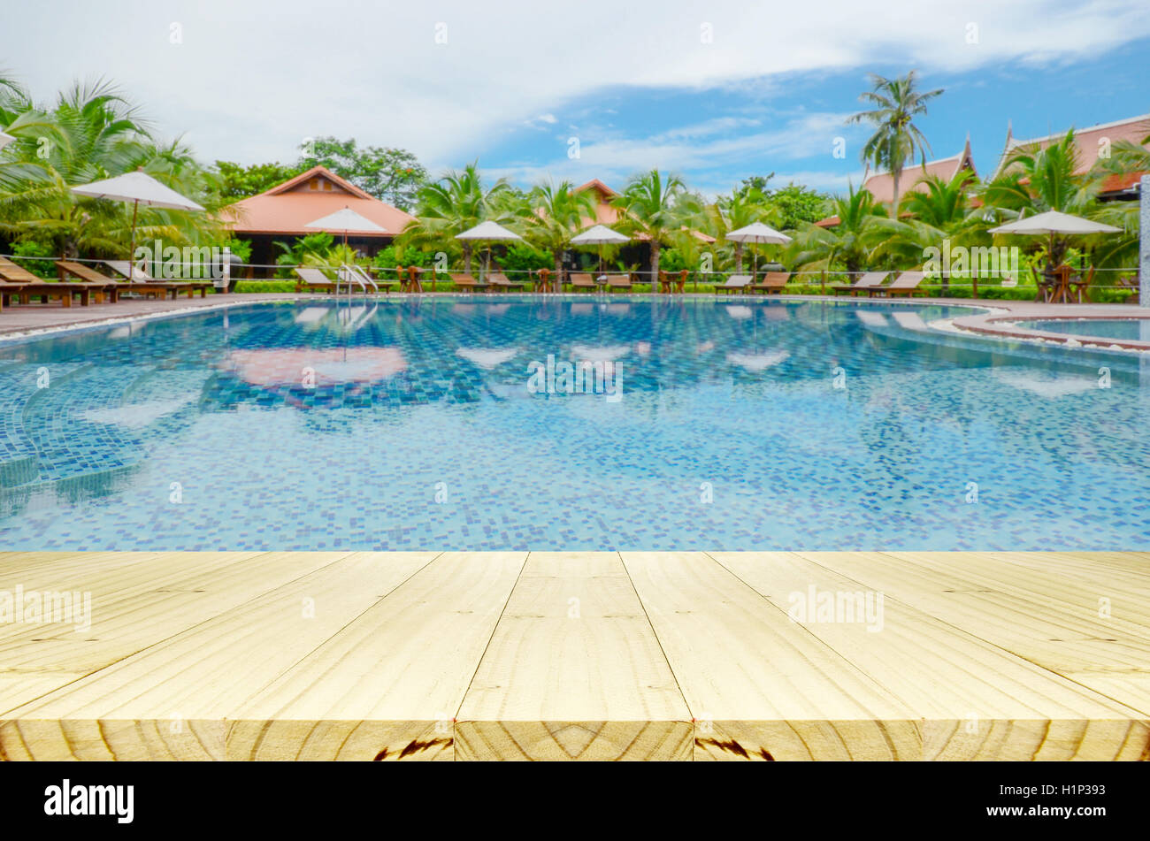 Schwimmen Pool Hintergrund mit Holzboden Perspektive verschwommen. Stockfoto