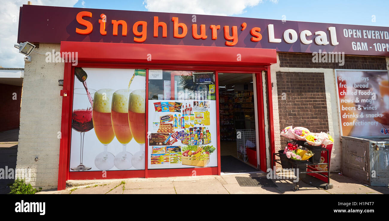 Ein Convenience-Store namens Singhbury es in Aylesbury mit branding, dass ähnelt einem Sainsbury's Local Stockfoto
