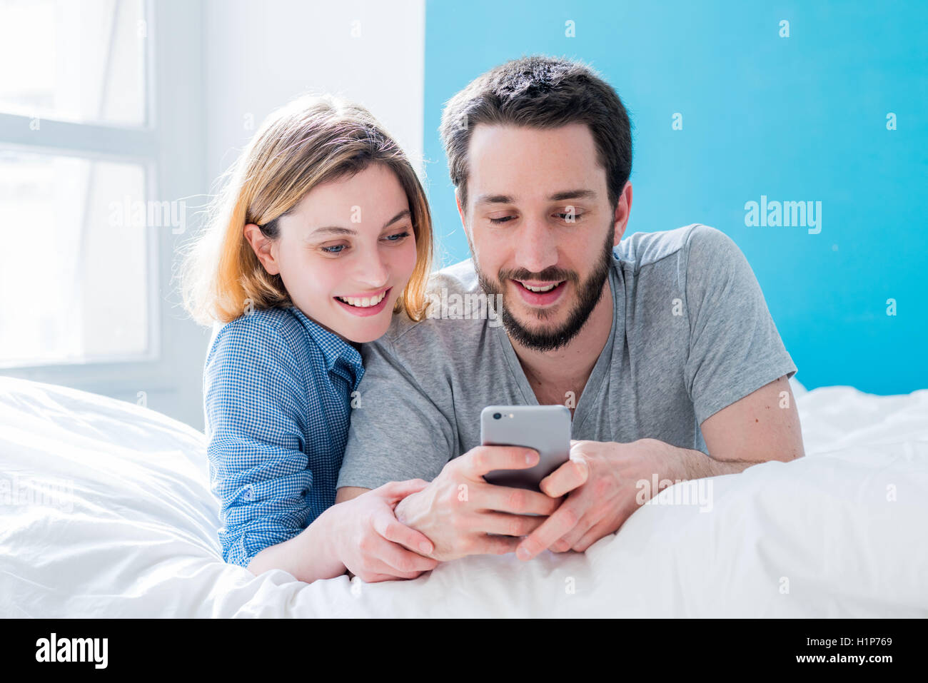 Paar mit einem Smartphone. Stockfoto