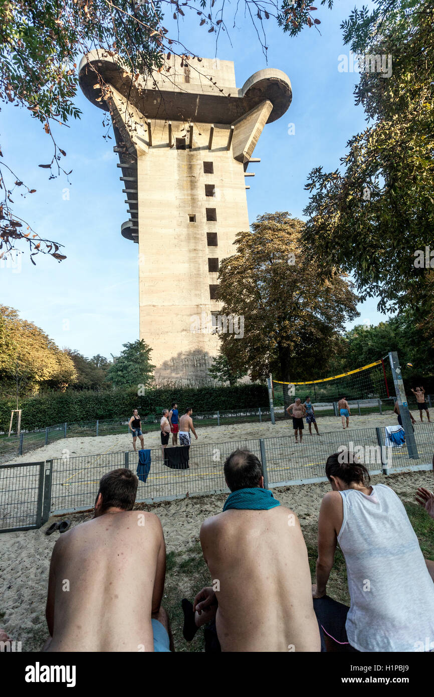 Sommernachmittag, eine deutsche Flakturm Flakturm, ein Überbleibsel aus dem zweiten Welt Krieg, Anti-Aircraft Bunker, Augarten, Wien, Austr Stockfoto