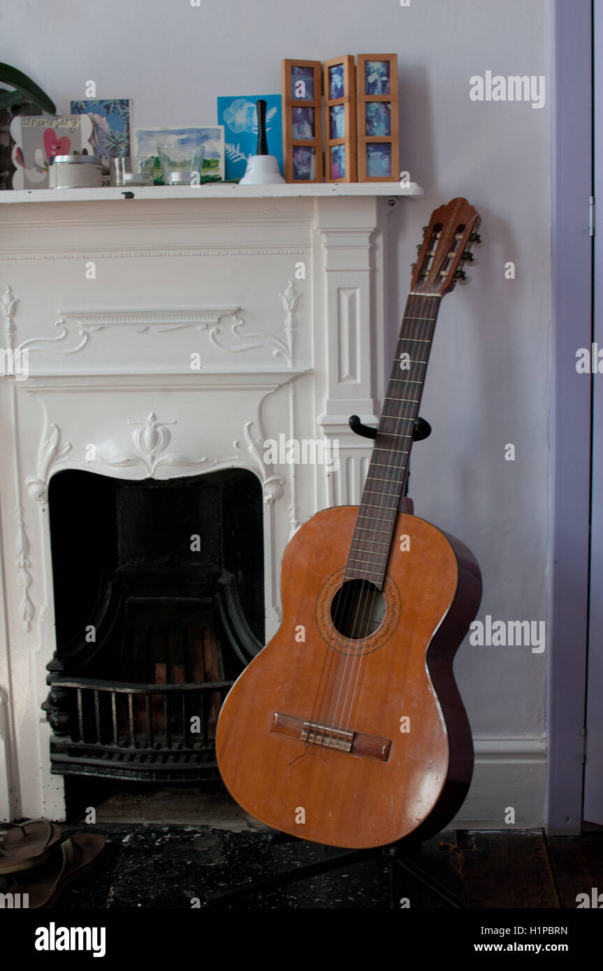 Gitarre mit Kamin im Haus Stockfoto