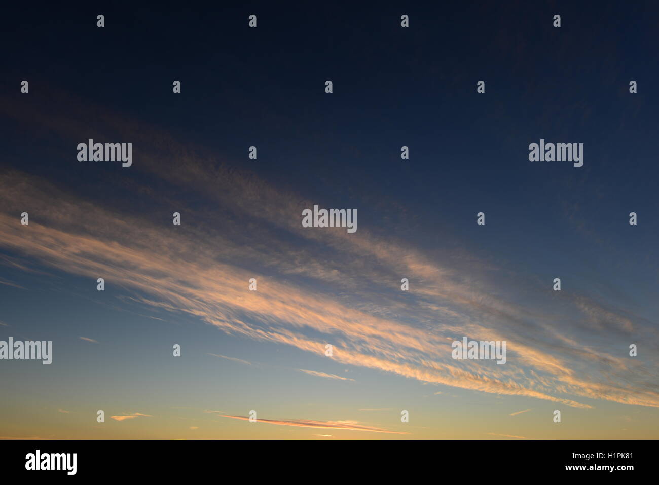 Strahlend blauer Himmel bei Sonnenuntergang Herbstsonne mit weißen Wolken Stockfoto