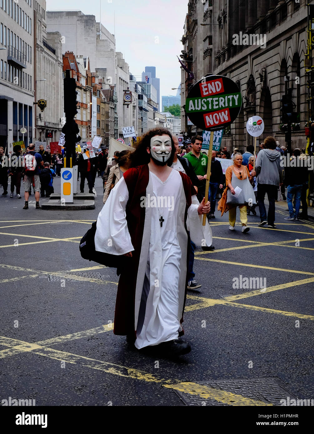Demonstrant als Jesus verkleidet und anschließend den Zucker im Lot Fairy Marken hinunter den Strand in London über einen Protest gegen Sparpolitik Stockfoto