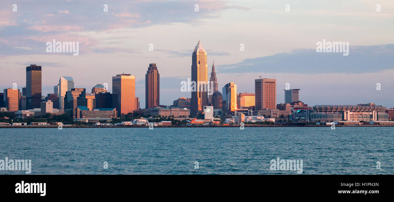 Panoramablick auf Cleveland Skyline vom Eriesee Stockfoto