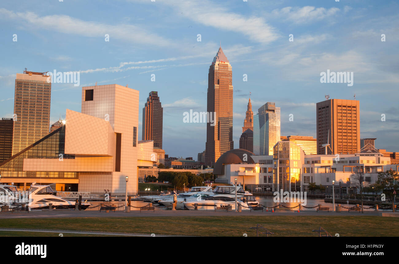 Cleveland, Ohio Skyline von Voinovich Park im Innenhafen Stockfoto