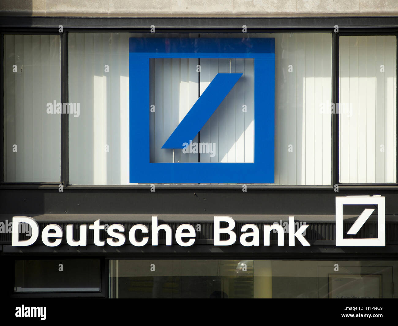 Deutsche Bank-Logo, fotografiert in der Stadt von Köln, Deutschland Stockfoto
