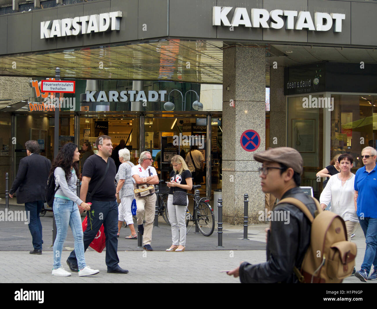 Karstadt-Shop mit vielen Menschen in Köln, Deutschland Stockfoto