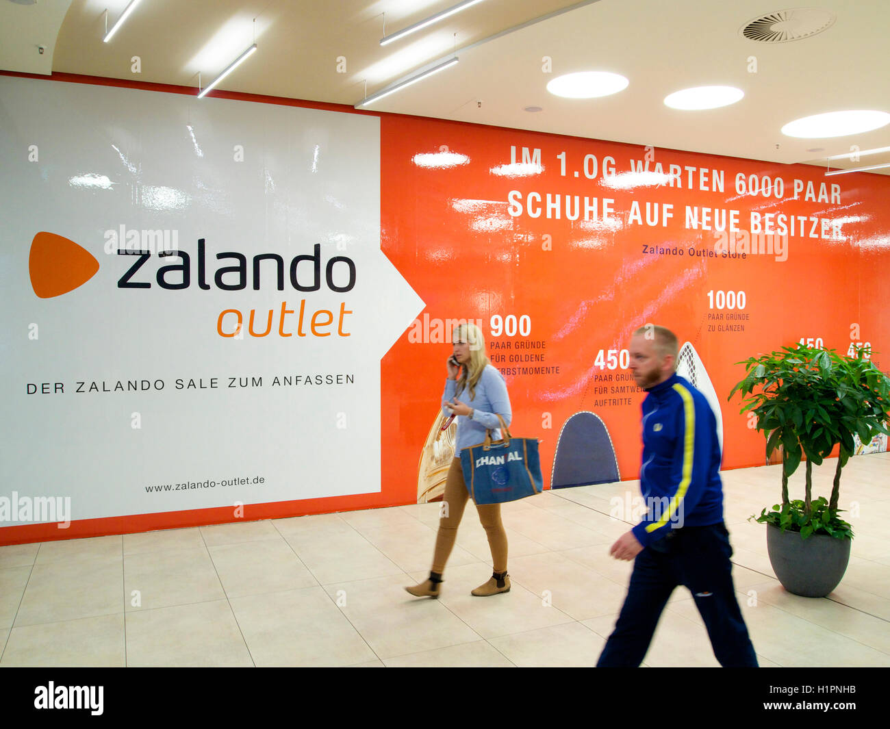 Eingang zu den Zalando-Outlet-Store in Köln, die Zalando Umgang mit Tausenden von zurückgegebenen Produkten ist. Stockfoto