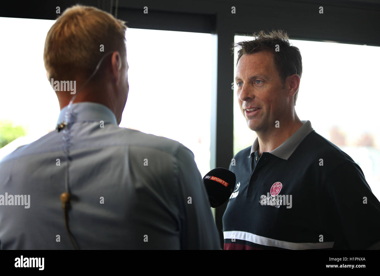 Spieler, die Marcus Trescothick mit Sky Sports News David Fulton über das Spiel zwischen Middlesex und Yorkshire auf Lords auf The Cooper Associates County Ground, Taunton spricht Somerset. Stockfoto