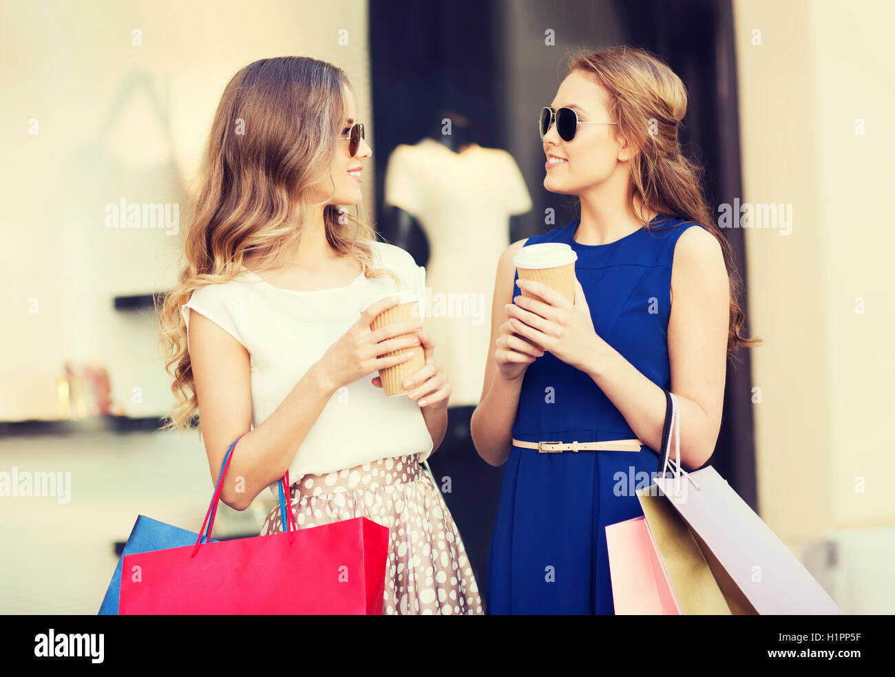 junge Frauen mit Einkaufstaschen und Kaffee Shop Stockfoto