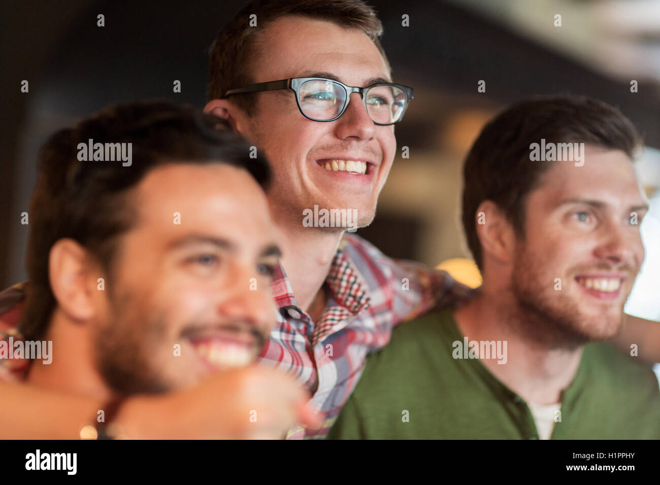 glücklich männlichen Freunden Fußball zu gucken Bar oder Kneipe Stockfoto