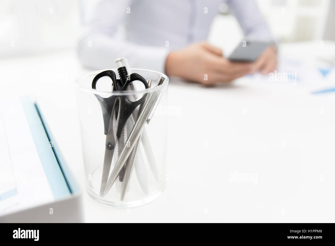 Nahaufnahme des Cups mit Schere und Stiften im Büro Stockfoto